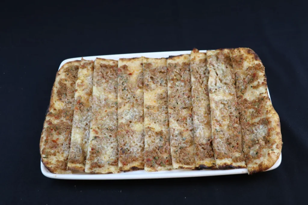 Kıymalı Kaşarlı Pide